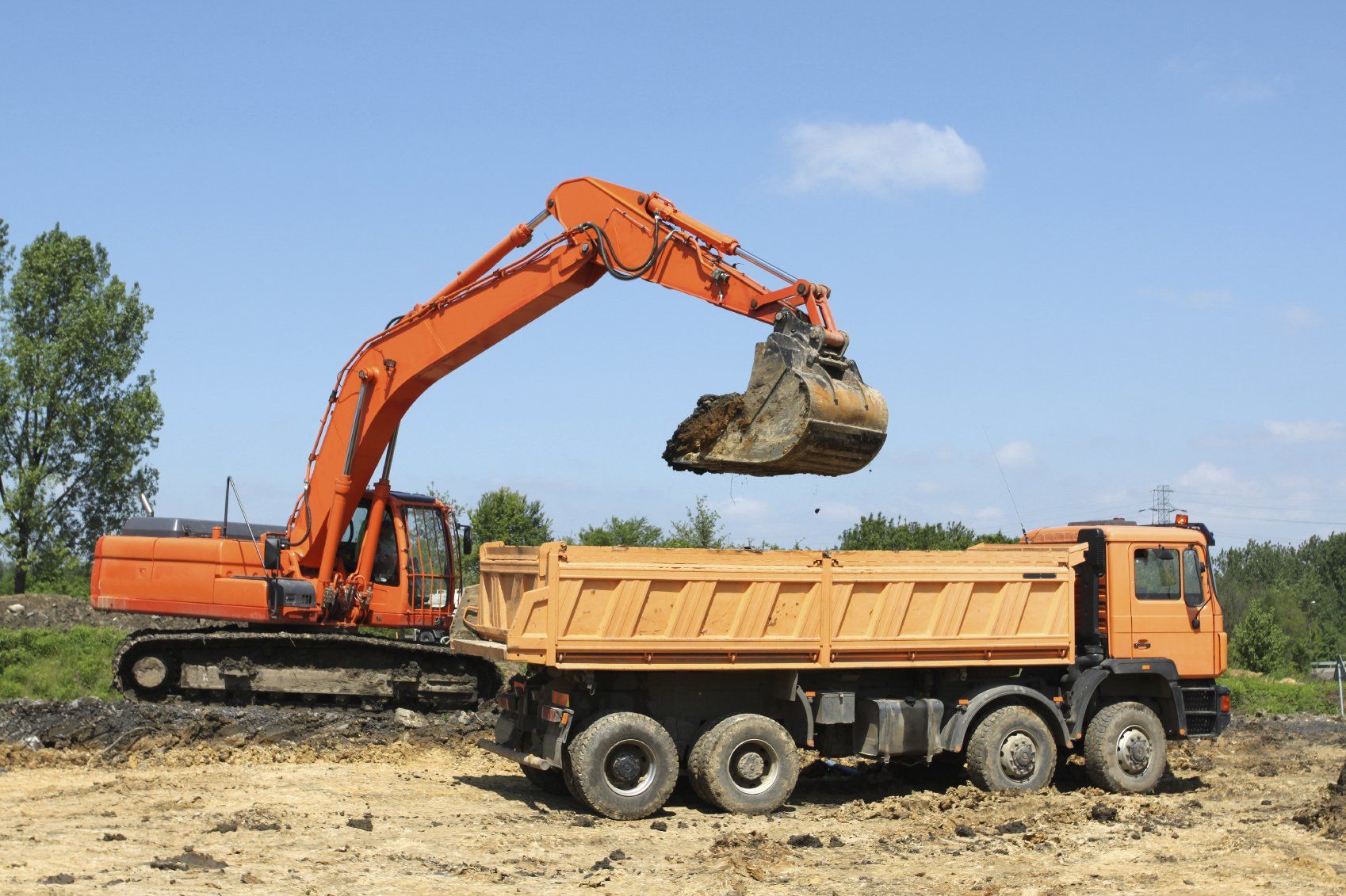 Bagger und Lastwagen bei Erdarbeiten